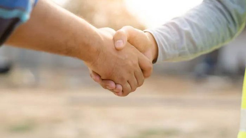 Two people shaking their hands