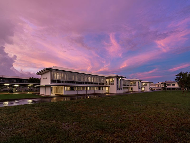 Accommodation building for defense