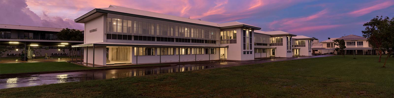 Accommodation building for defense