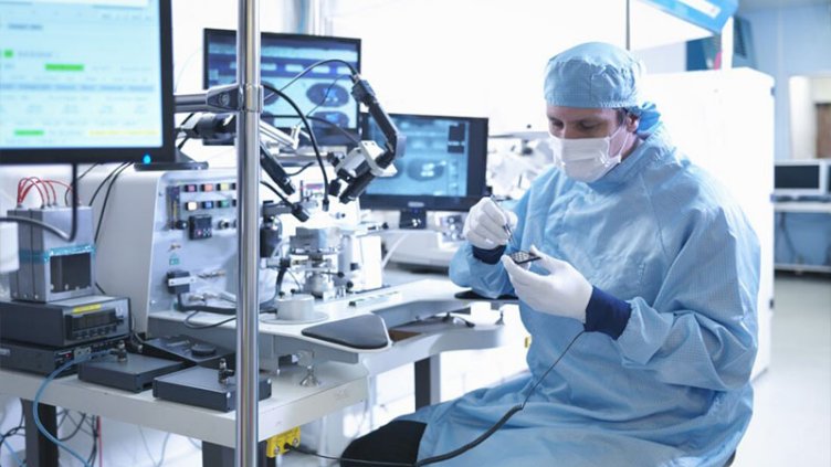 Researcher doing the tests in microchips during their research in the Life science research laboratory