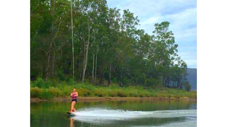 Jade Richardson is doing waterskiing